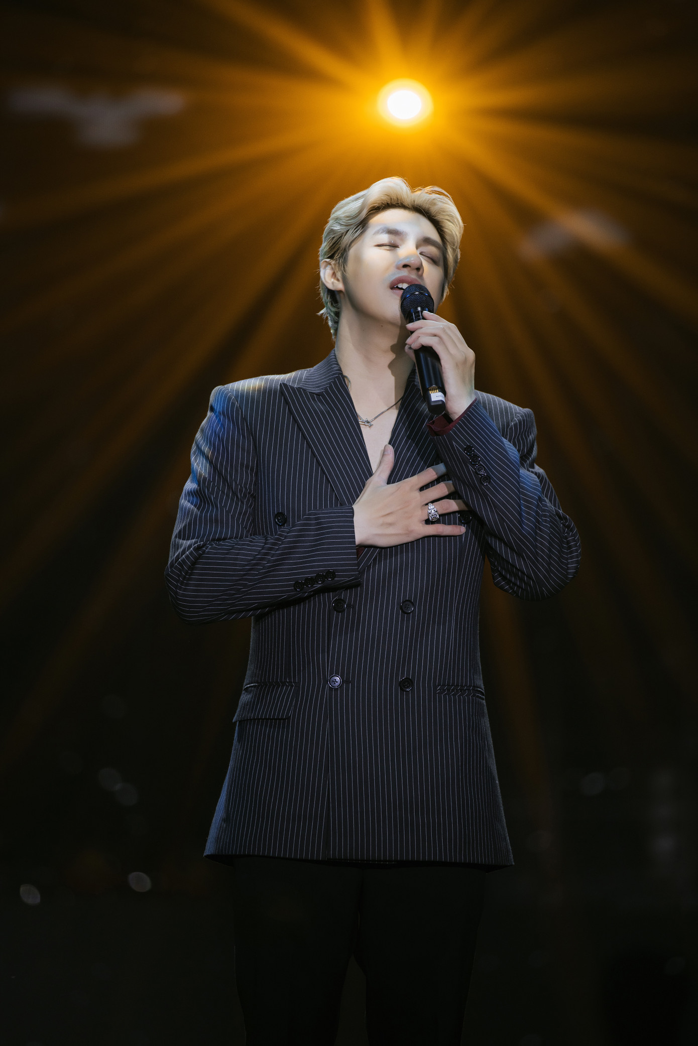 Noo Phước Thịnh đồng thời xin phép được thể hiện ca khúc Tự nguyện để bày tỏ lòng thành kính, tưởng nhớ Tổng Bí thư Nguyễn Phú Trọng. Khi hát ca khúc của nhạc sĩ Trương Quốc Khánh, Noo Phước Thịnh cảm xúc, mạch câu chuyện thể hiện sự tri ân đến người lãnh đạo một đời vì dân, vì nước.