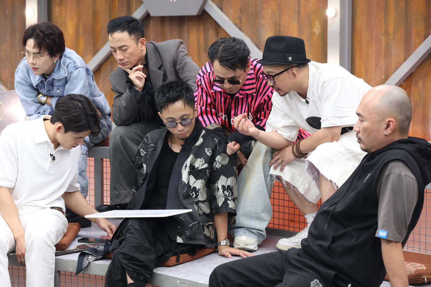 Đội của Tiến Đạt có chiến lược nằm cuộc đấu giữa các nhà, bảo toàn điểm hỏa lực. Đội của Tiến Đạt có chiến lược nằm cuộc đấu giữa các nhà, bảo toàn điểm hỏa lực.