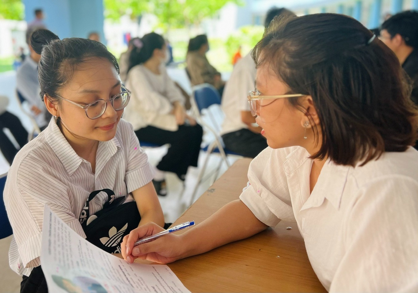 Sinh viên tại TPHCM tìm hiểu về cách viết CV xin việc. Sinh viên tại TPHCM tìm hiểu về cách viết CV xin việc.