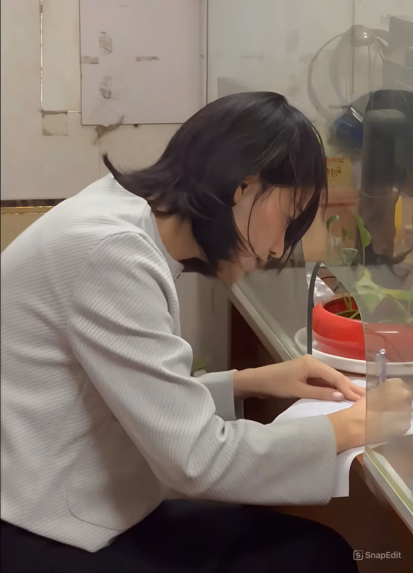 Hoa hậu Phương Khánh làm đơn hiến tạng tại chùa Giác Ngộ, quận 10, TPHCM.