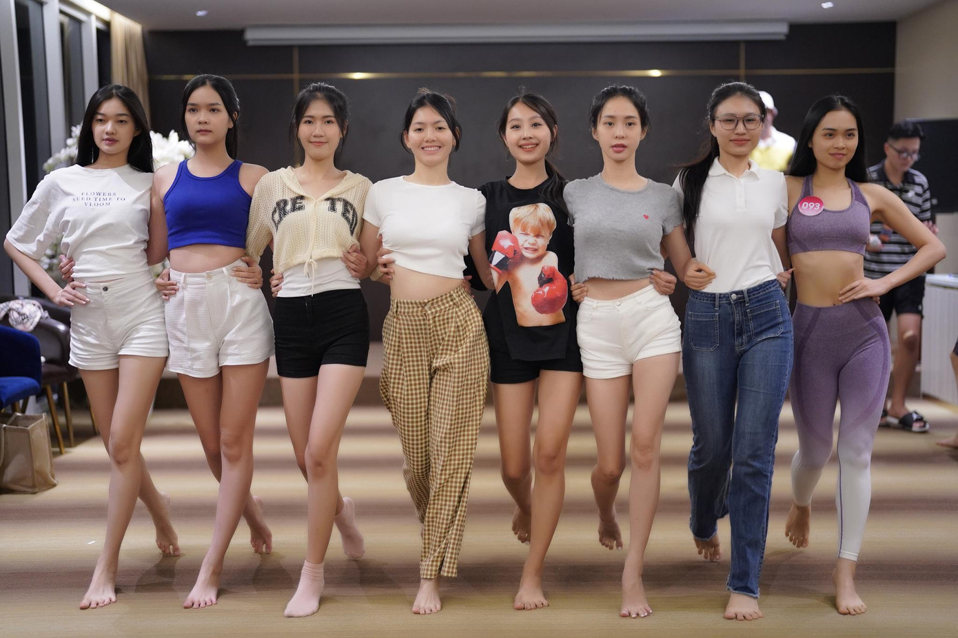 Để có được những màn trình diễn đồng đều trên sân khấu, sự tự tin khi xuất hiện trước truyền thông, thí sinh Hoa hậu Việt Nam 2022 trải qua những buổi huấn luyện, đào tạo chuẩn từ chuyên gia. Khác với hình ảnh trước công chúng, buổi tập của 35 cô gái đều rộn tiếng cười. Để có được những màn trình diễn đồng đều trên sân khấu, sự tự tin khi xuất hiện trước truyền thông, thí sinh Hoa hậu Việt Nam 2022 trải qua những buổi huấn luyện, đào tạo chuẩn từ chuyên gia. Khác với hình ảnh trước công chúng, buổi tập của 35 cô gái đều rộn tiếng cười.