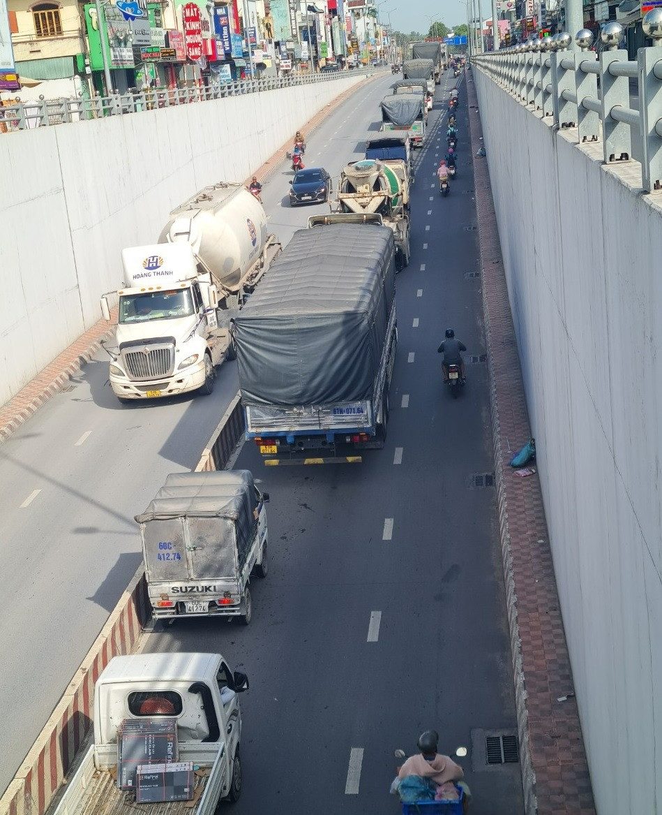 Khu vực hầm chui Tân Phong bị kẹt hướng từ TP Biên Hòa về huyện Vĩnh Cửu.