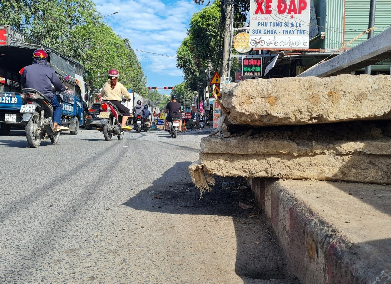 Đơn vị thi công để những tấm bê tông trên cầu Đồng Khởi nhô ra lòng đường không chỉ nguy hiểm cho người tham gia giao thông mà còn chiếm không gian của người đi bộ.