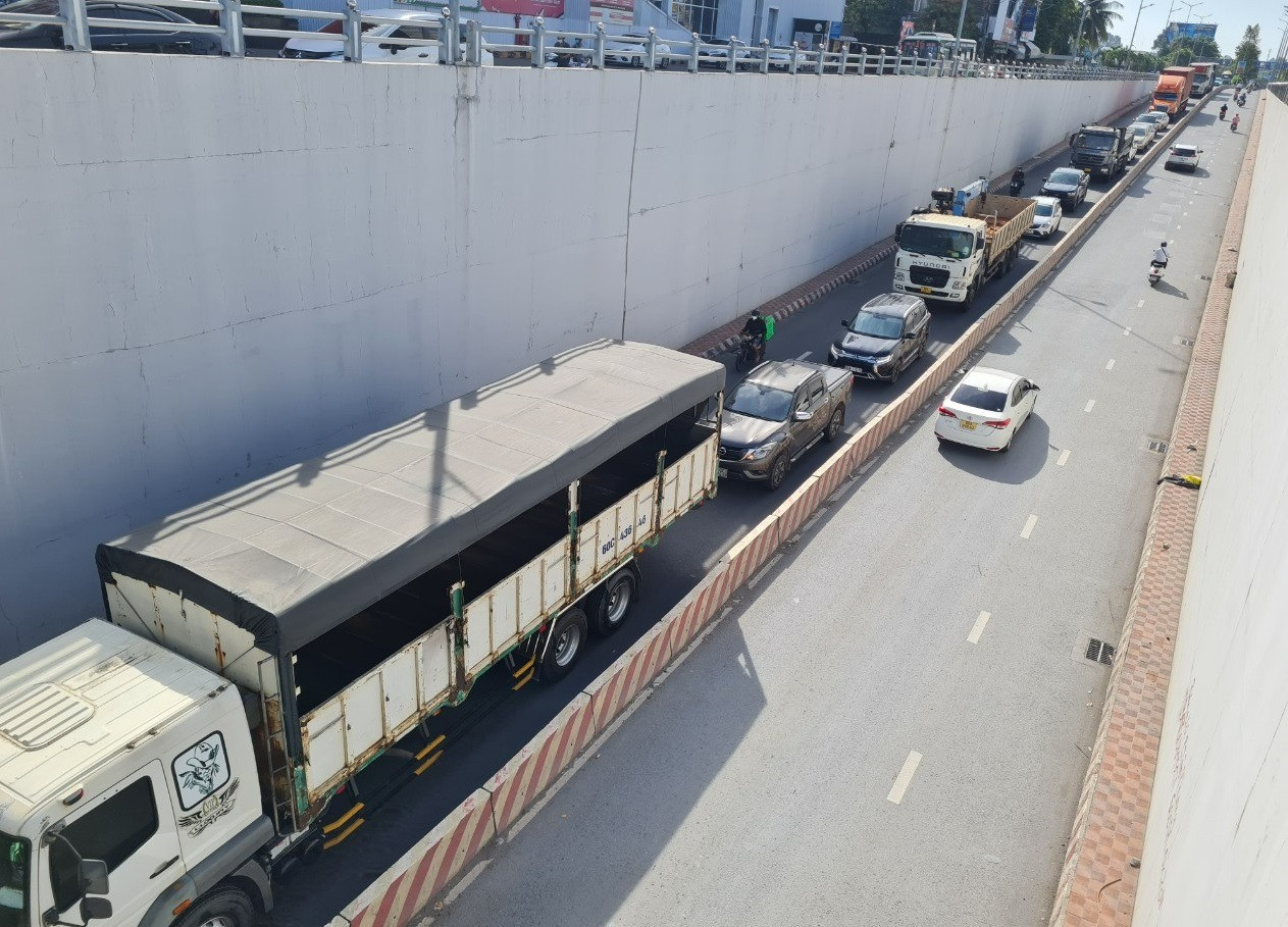 Sáng ngày 27-11, do ảnh hưởng của công trình đang thi công nên đường Đồng Khởi kẹt xe nghiêm trọng kéo dài từ ngã 3 Trảng Dài đến gần vòng xoay chợ Tân Hiệp.