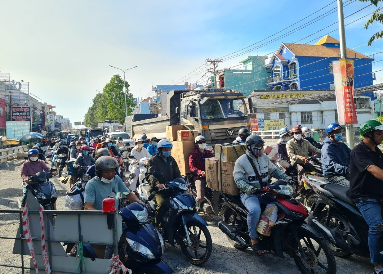 Dù không phải là giờ cao điểm nhưng tuyến đường vẫn kẹt xe nghiêm trọng từ cả hai phía.