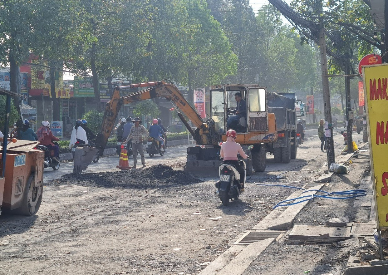 Vì vậy khi xảy ra kẹt xe nhiều người bất chấp nguy hiểm đi vào những khu vực đang thi công.