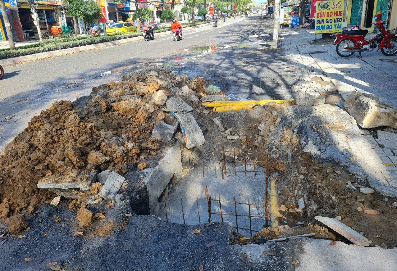 Ngay cửa cống thoát nước được đổ bê tông, cọc sắt nhọn nhưng không rào chắn cẩn thận.