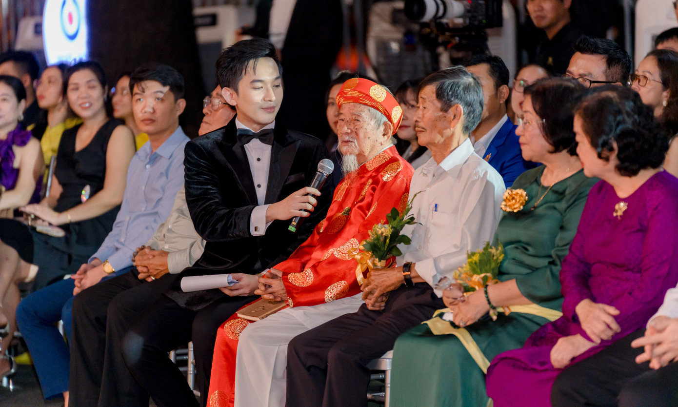 Nhà nghiên cứu 104 tuổi Nguyễn Đình Tư. Nhà nghiên cứu 104 tuổi Nguyễn Đình Tư.