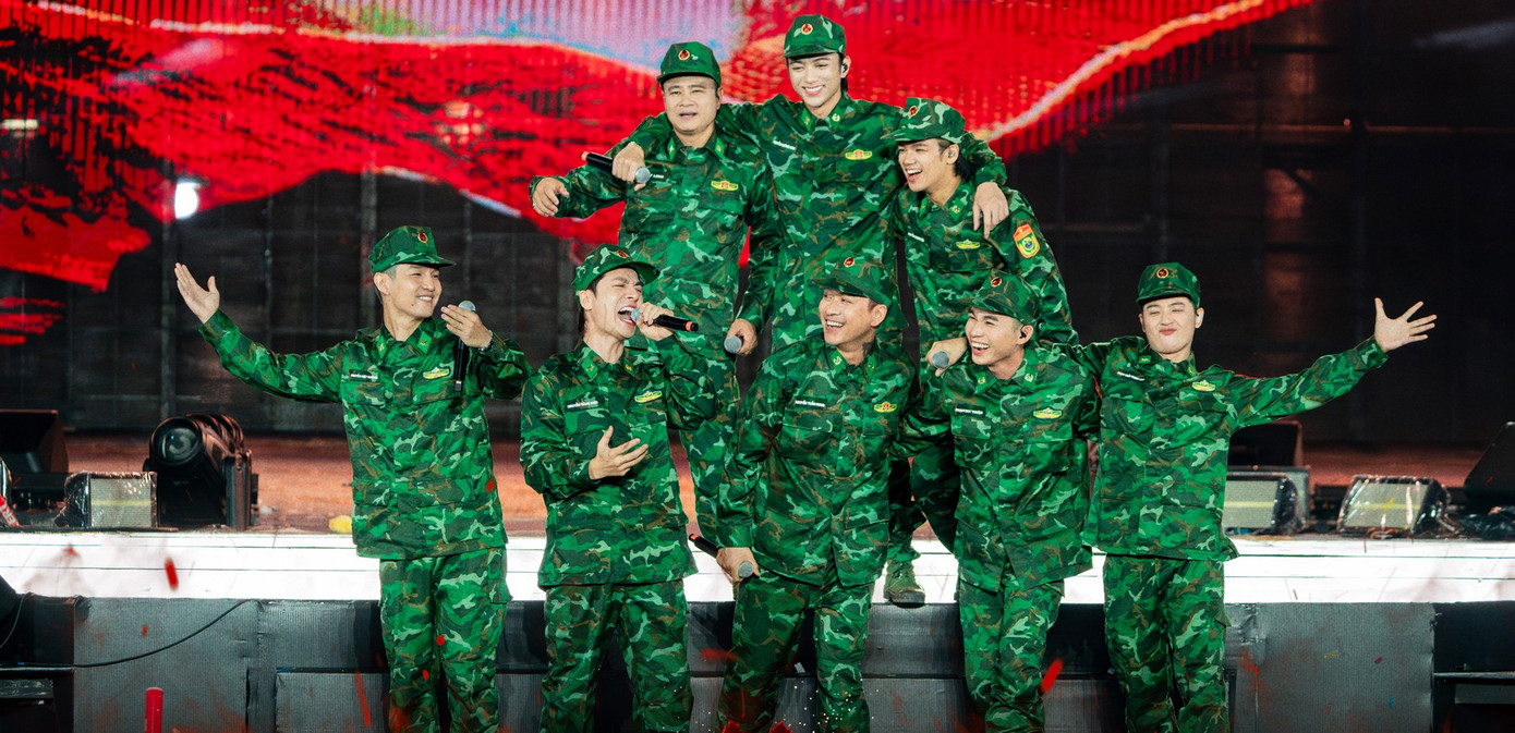 Mưa lửa ghi lại hành trình của 33 anh tài trong Anh trai vượt ngàn chông gai. Mưa lửa ghi lại hành trình của 33 anh tài trong Anh trai vượt ngàn chông gai.