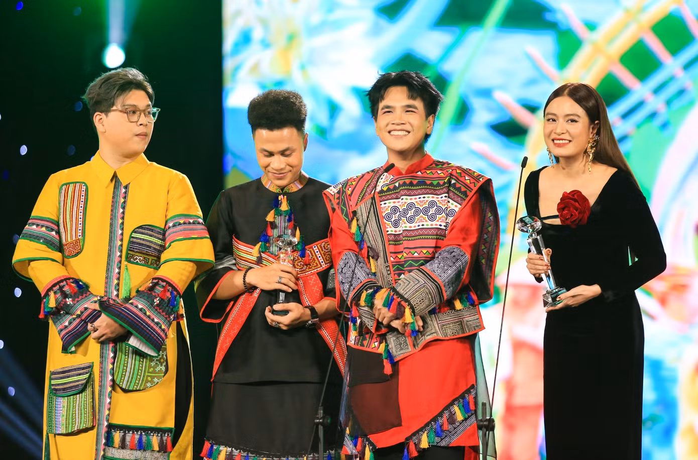 DTAP là người đứng sau thành công của See tình do Hoàng Thùy Linh thể hiện.