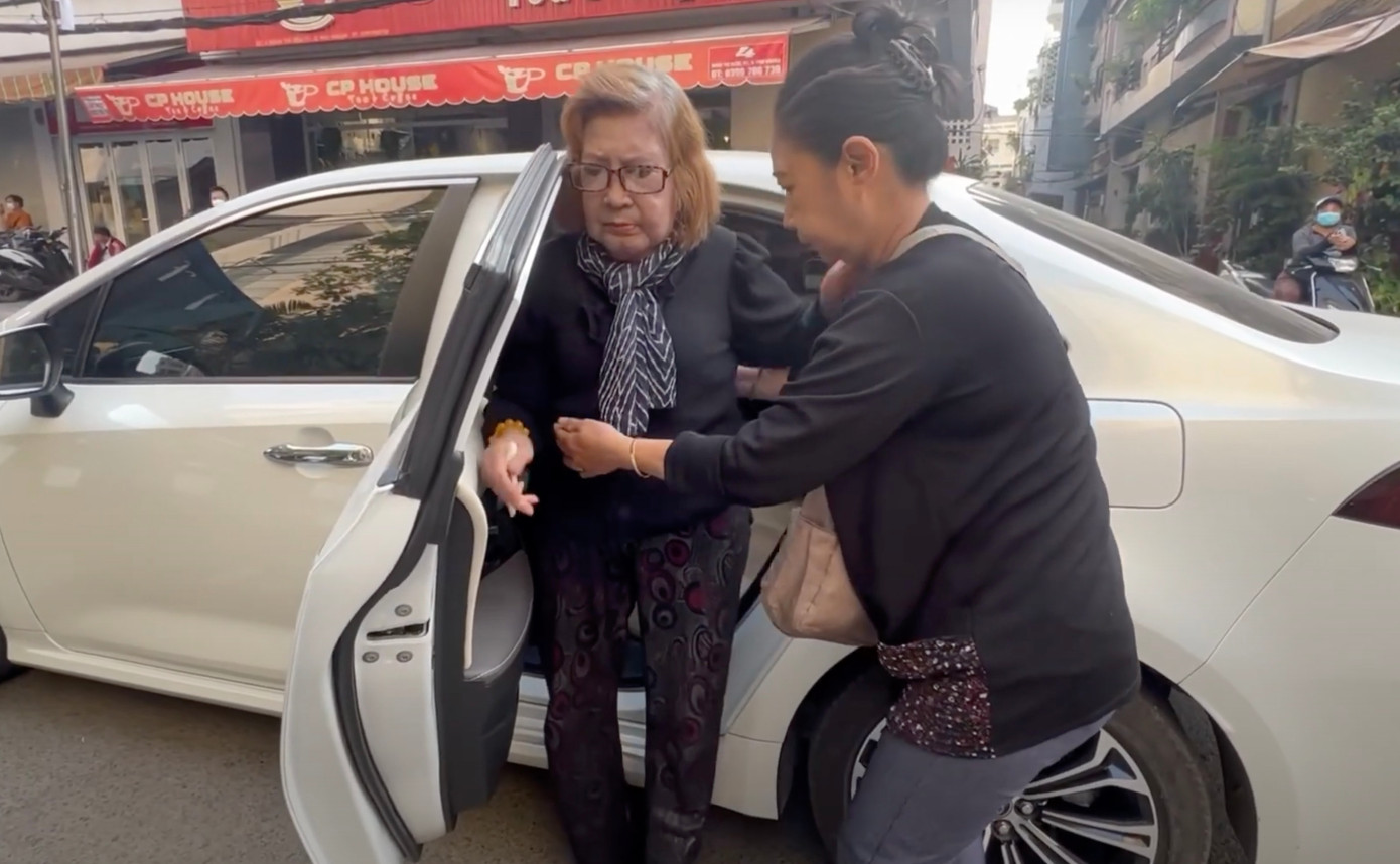 NSƯT Diệu Hiền cố gắng đến thăm người em thân thiết dù đi đứng khó khăn. NSƯT Diệu Hiền cố gắng đến thăm người em thân thiết dù đi đứng khó khăn.