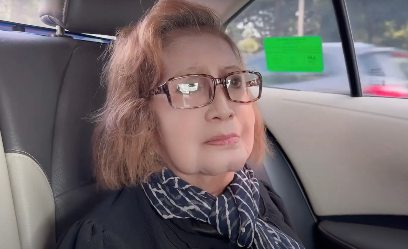 NSƯT Diệu Hiền khóc nấc khi trên đường đến tiễn NSƯT Vũ Linh. NSƯT Diệu Hiền khóc nấc khi trên đường đến tiễn NSƯT Vũ Linh.