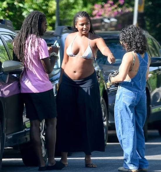 Con gái ông Obama được cho là mặc thoáng hơi quá so với bạn bè. Cộng đồng mạng cũng cho rằng thiết kế không mấy phù hợp với Sasha.