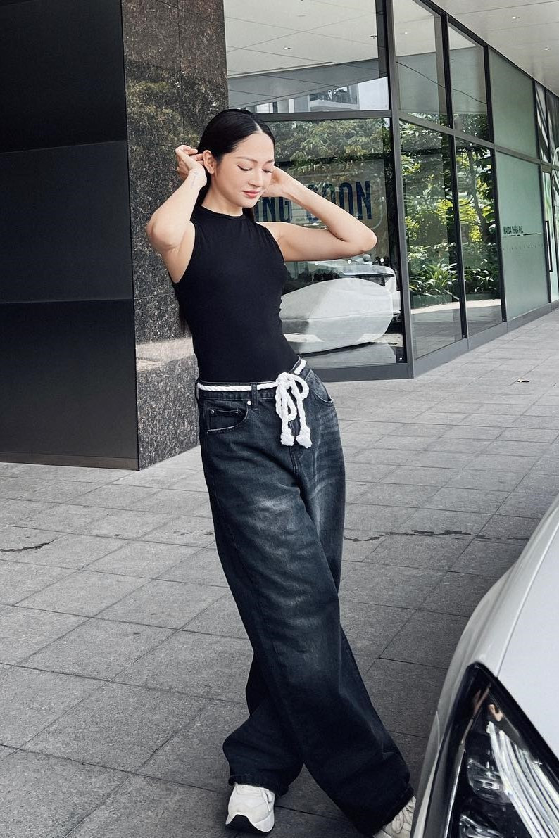 Hình thể thon gọn của Bảo Anh sau khi sinh con gái đầu lòng. Gần đây, cô chăm đăng ảnh lên mạng xã hội, được nhiều người khen ngợi về ngoại hình. Giọng ca Cô ấy của anh ấy cho biết bí quyết giữ dáng của cô là yoga, suy nghĩ tích cực, bình tĩnh trong mọi vấn đề.