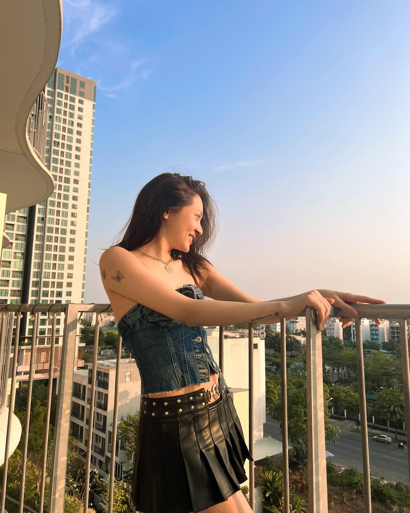 Lúc đó, trả lời Tiền Phong, nữ ca sĩ nói cô hiểu việc bị phán xét rất dễ xảy ra. Đôi khi, điều đó ảnh hưởng đến tinh thần của cô. &quot;Không chỉ riêng tôi, nhiều người đau khổ vì bị phán xét. Hiện tại, tôi nghĩ điều quan trọng nhất là bản thân phải khỏe mạnh, thoải mái vì không có phiên bản hoàn hảo nhất. Tôi cũng không chiều lòng được hết mọi người&quot;, cô nói thêm.