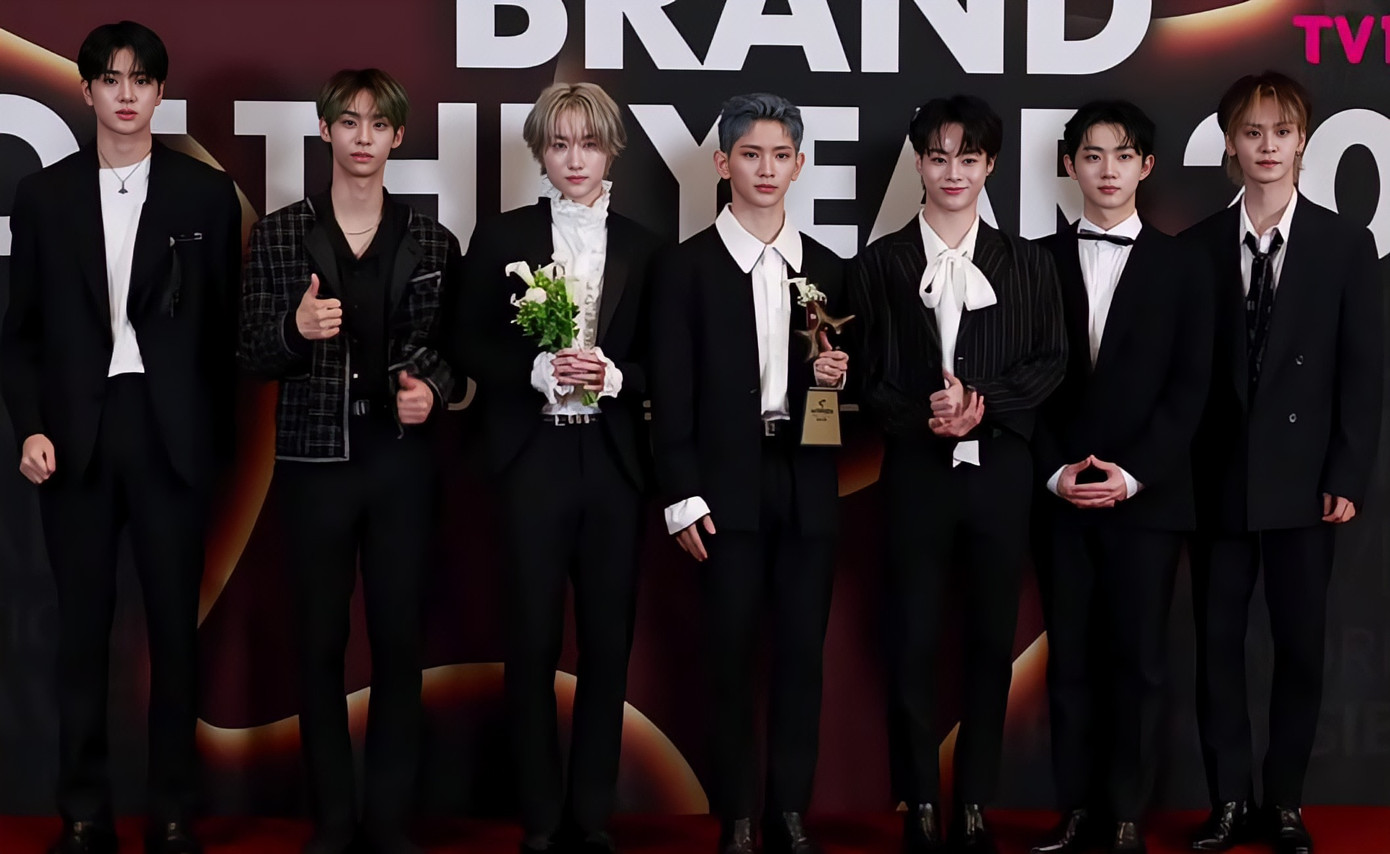 Ngô Ngọc Hưng (thứ ba từ phải sang) và các thành viên nhóm Tempest.