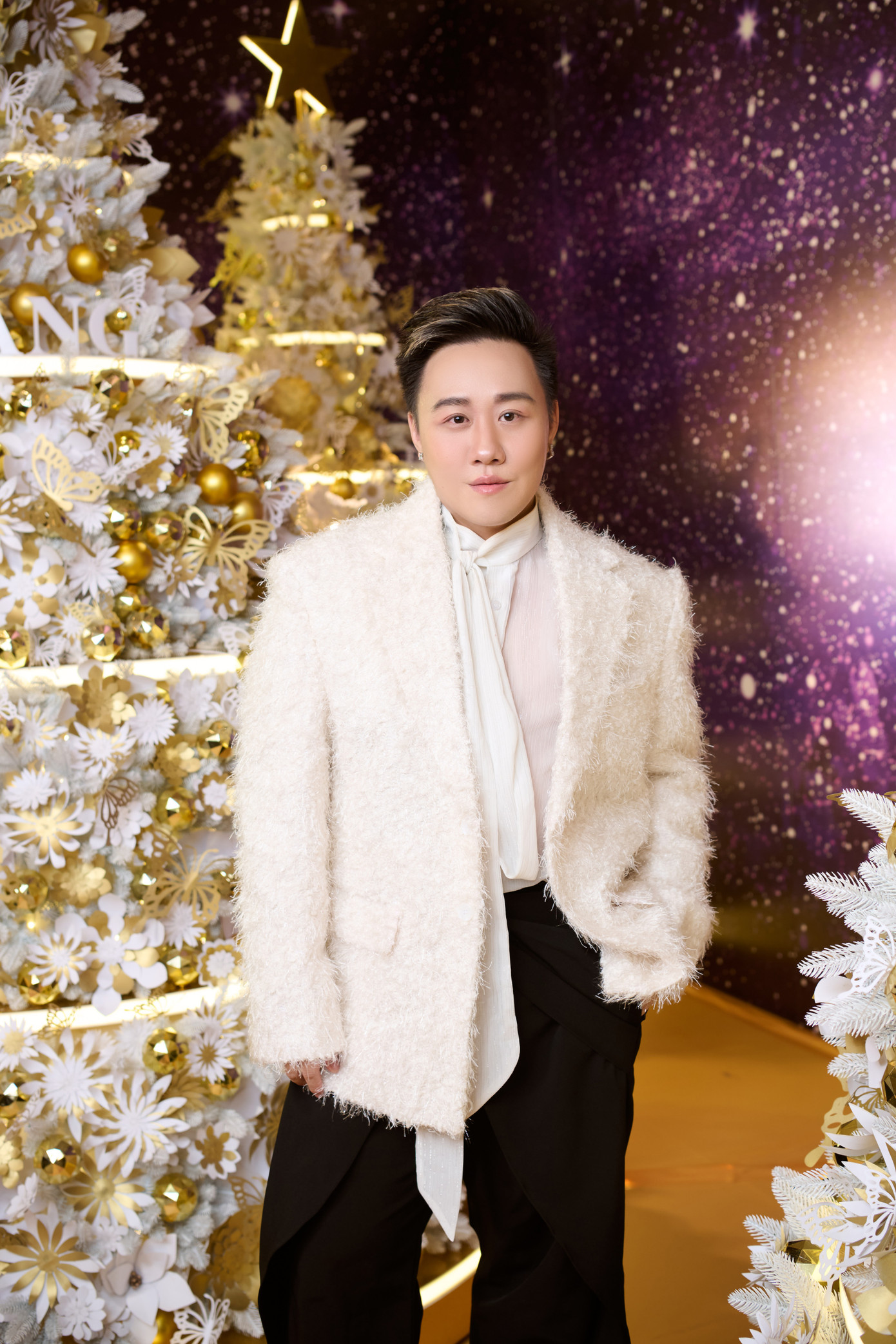 Trung Quân diện phong cách hoàng tử mùa đông trong đêm nhạc ở Hà Nội. Nam ca sĩ tiếp tục khoe chất giọng nam cao qua loạt hit quen thuộc như Trót yêu, Và ngày nào đó, liên khúc Thả vào mưa - Mưa tháng 6...