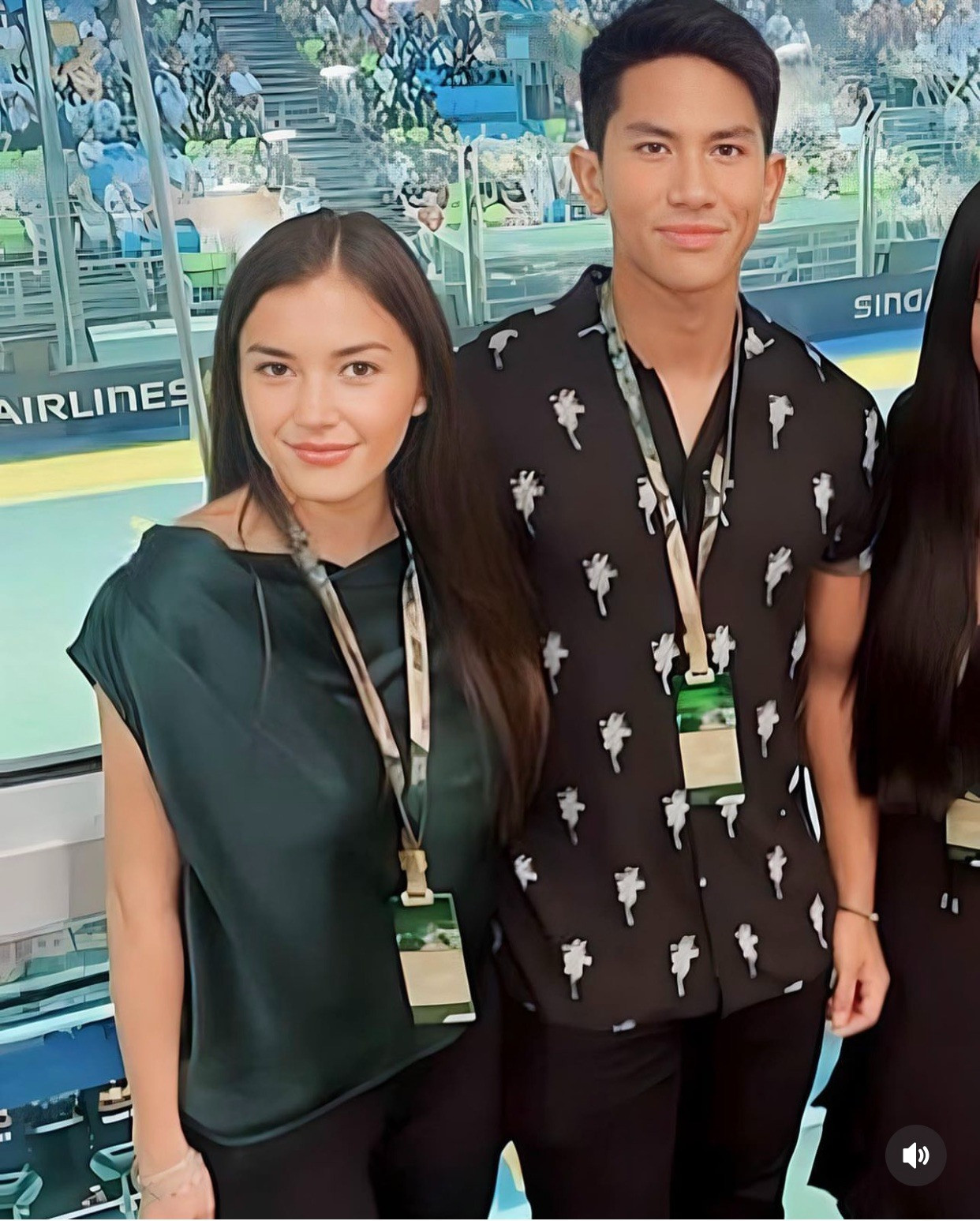 Báo chí Brunei dành lời chúc phúc cho Hoàng tử Mateen, đồng thời khen ngợi sắc vóc cô dâu hoàng gia. Người đẹp được cho là có gia thế xứng với con trai quốc vương Brunei, học vấn cao và có sự nghiệp ổn định.