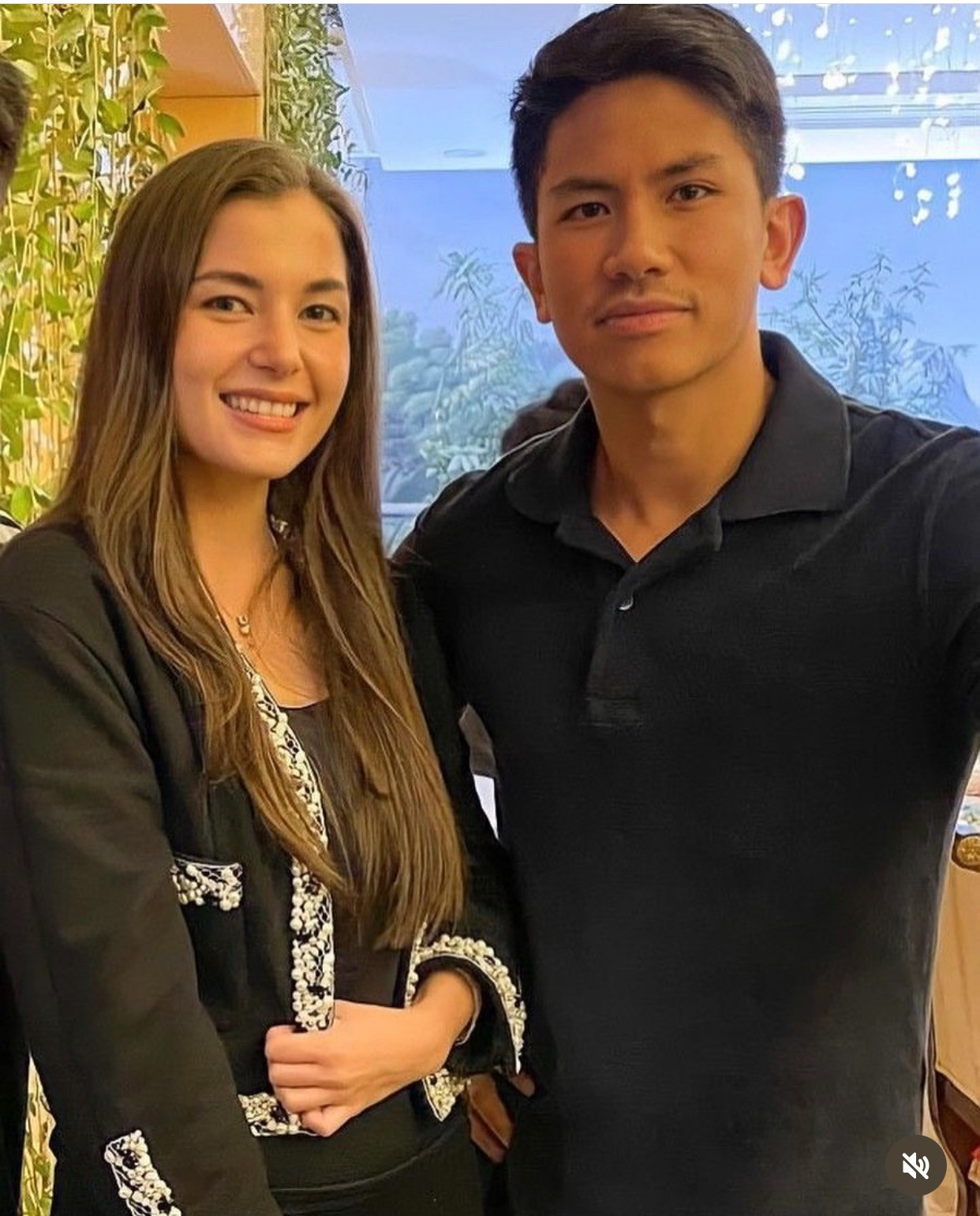 Báo chí Brunei dành lời chúc phúc cho Hoàng tử Mateen, đồng thời khen ngợi sắc vóc cô dâu hoàng gia. Người đẹp được cho là có gia thế xứng với con trai quốc vương Brunei, học vấn cao và có sự nghiệp ổn định.