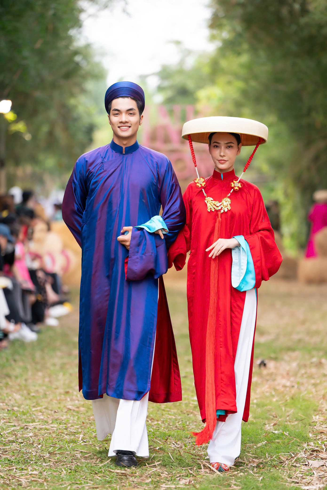 Loạt thiết kế đưa người xem trở về xứ Nam bộ với đám cưới phong cách miền quê. Chú rể mặc áo dài khăn đóng, cô dâu diện trang phục cưới màu sắc sặc sỡ, đầu đội nón quai cung.