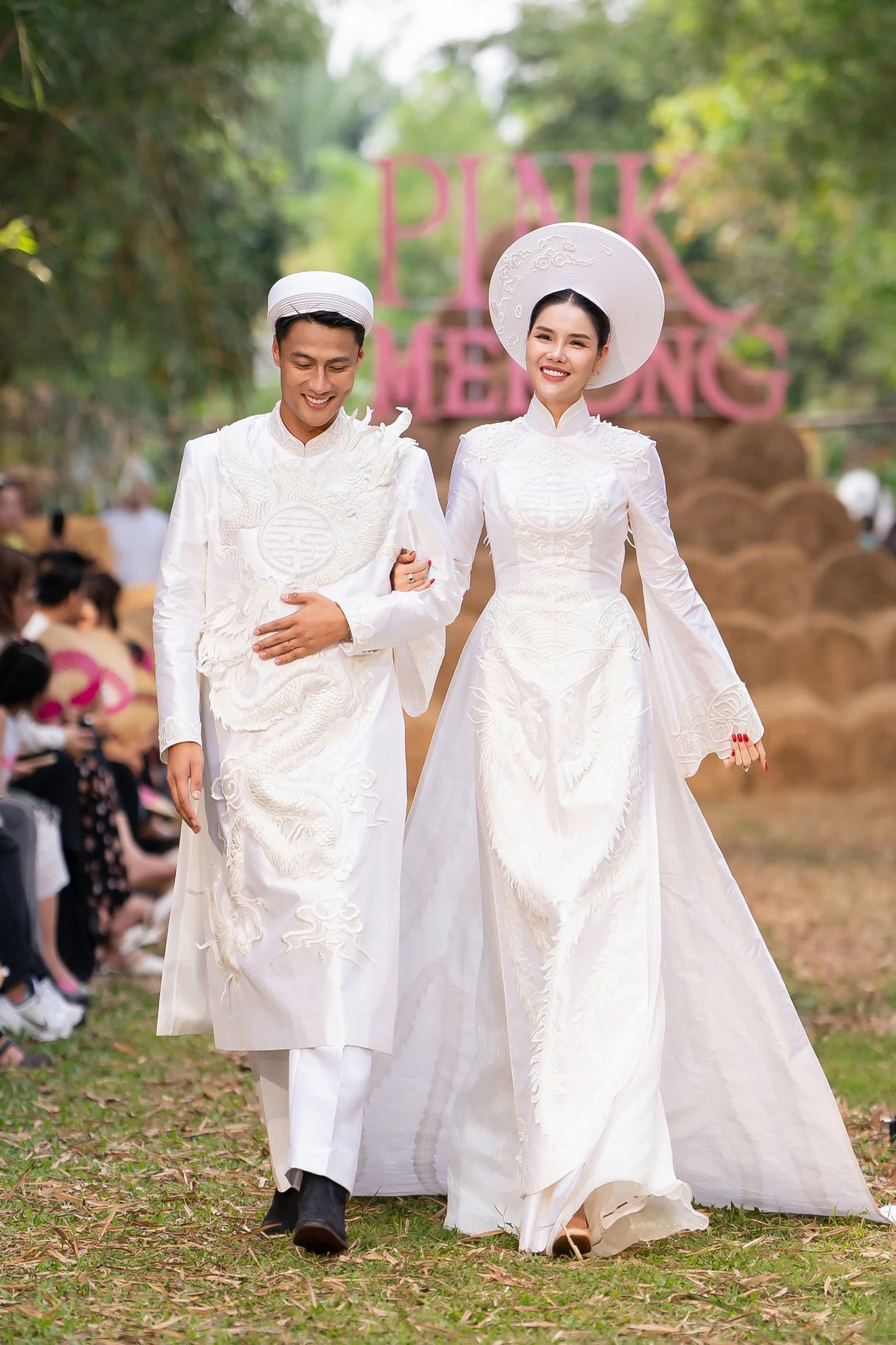 Khoảng hai năm trở lại đây, xu hướng retro, tìm về giá trị xưa được các cặp vợ chồng mới cưới ưa chuộng. Nguyễn Trường Duy đưa phong cách nam mặc áo dài khăn đóng, nữ diện áo dài, họa tiết trên áo cầu kỳ lên sàn diễn. &quot;Bộ áo dài của vợ chồng Kỳ Hân - Mạc Hồng Quân sử dụng chất liệu tafta của Italy và được thêu tay trên nền organza, ráp nổi 3D. Thiết kế thể hiện rõ xu hướng của giới trẻ những năm qua&quot;, chủ nhân bộ sưu tập nói.