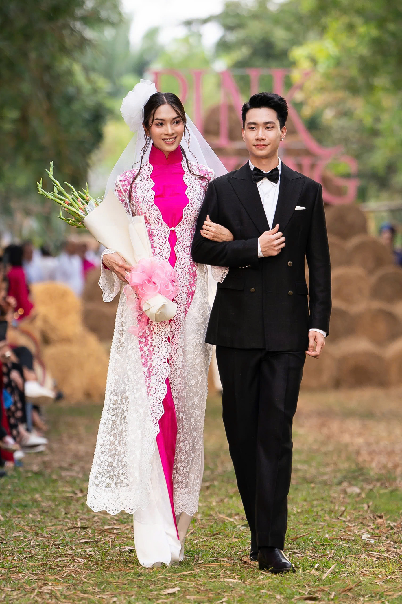 Sau loạt thiết kế cổ điển, nhà thiết kế mang đến trang phục cưới đậm phong cách thập niên 1960-1970. Sự du nhập của phương Tây khiến váy cưới của phụ nữ Việt Nam gợi cảm hơn với chi tiết thắt eo. Thiết kế ren, lúp trắng mang hơi thở phương Tây. Phần áo dài bên trong mang lại nét dịu dàng, đằm thắm cho người phụ nữ.