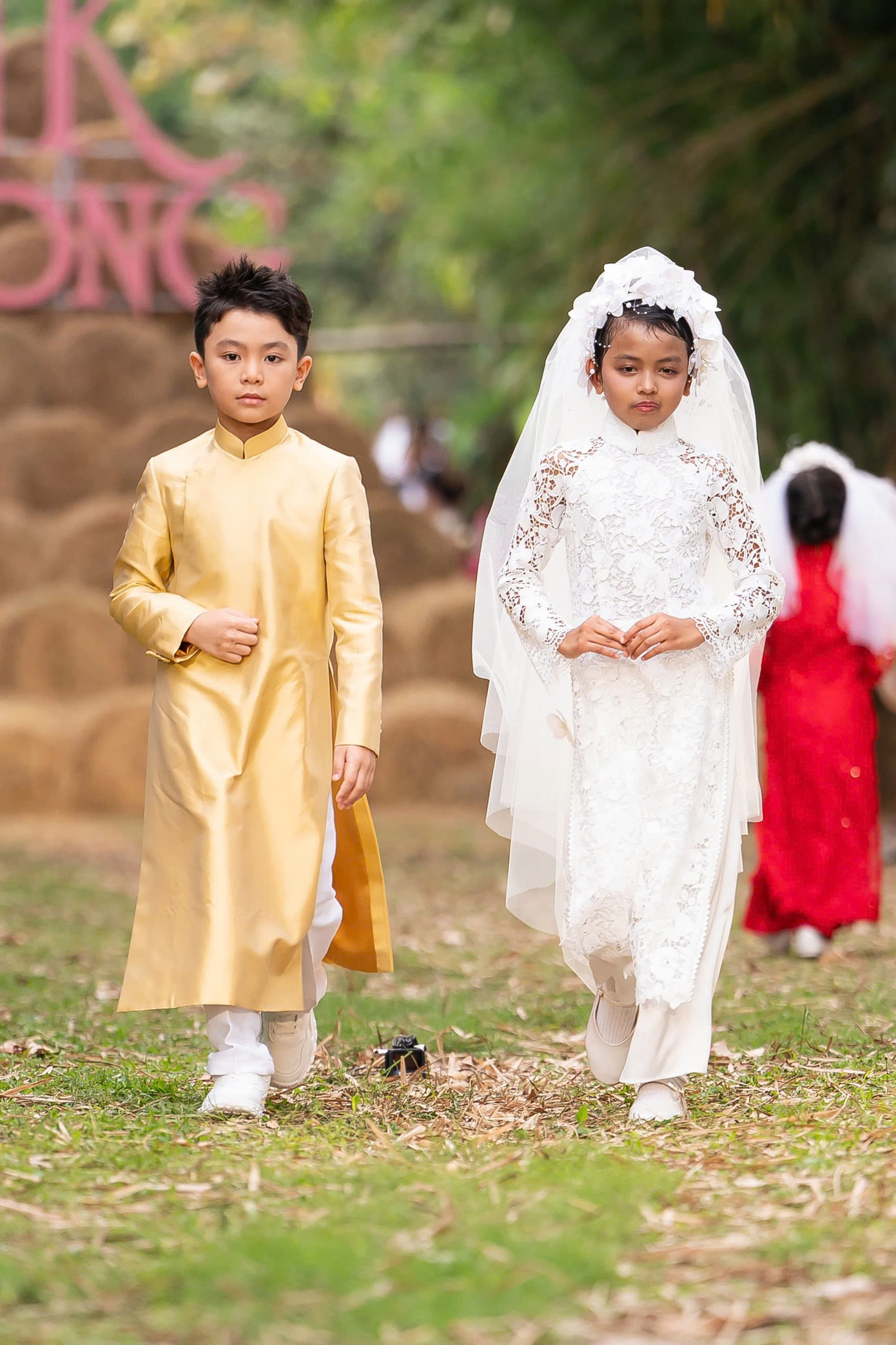 Việc 14 dâu phụ, rể phụ nhí bước ra trong bộ trang phục cưới dưới khung cảnh đám cưới bên cồn tạo cảnh tượng thú vị cho show diễn tại Cần Thơ ngày 8/12.