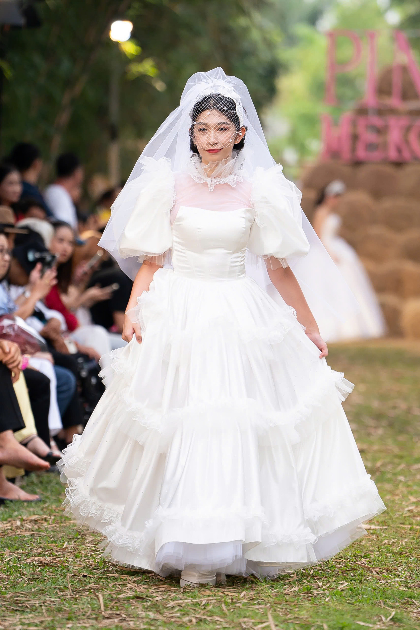 Ngoài áo cưới dành cho người lớn, bộ sưu tập lần này còn có 14 thiết kế cho trẻ em.