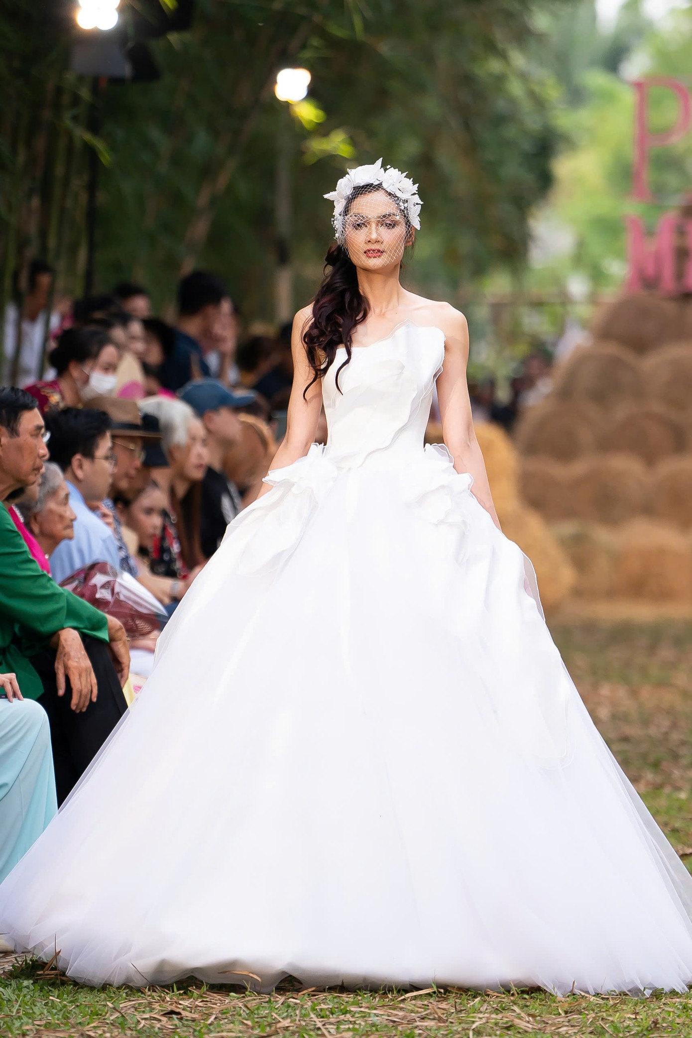 Đầu thế kỷ 21, văn hóa phương Tây du nhập mạnh, ảnh hưởng đến trang phục cưới của phụ nữ Việt. Những bộ soiree với phần chân váy phồng, mấn cô dâu rộng tái hiện khung cảnh đám cưới Việt những năm 2000-2010.