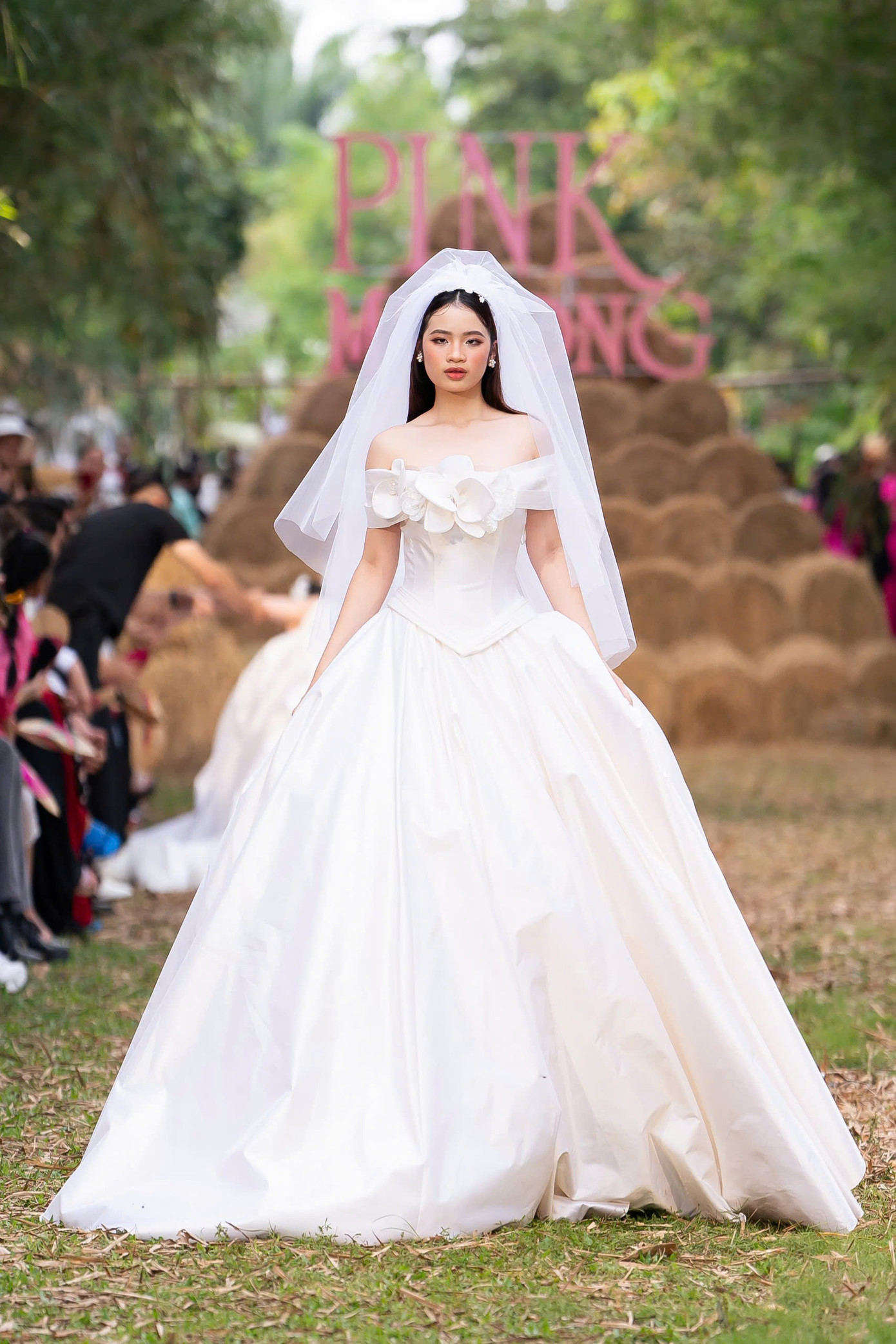 Đầu thế kỷ 21, văn hóa phương Tây du nhập mạnh, ảnh hưởng đến trang phục cưới của phụ nữ Việt. Những bộ soiree với phần chân váy phồng, mấn cô dâu rộng tái hiện khung cảnh đám cưới Việt những năm 2000-2010.