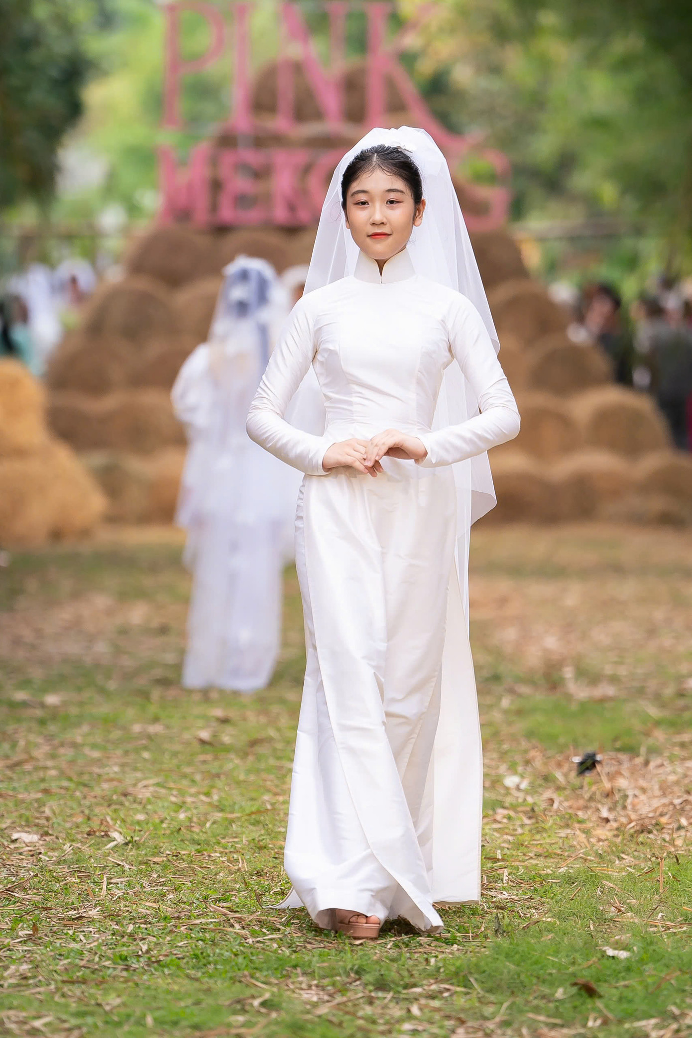 Ngoài áo cưới dành cho người lớn, bộ sưu tập lần này còn có 14 thiết kế cho trẻ em.