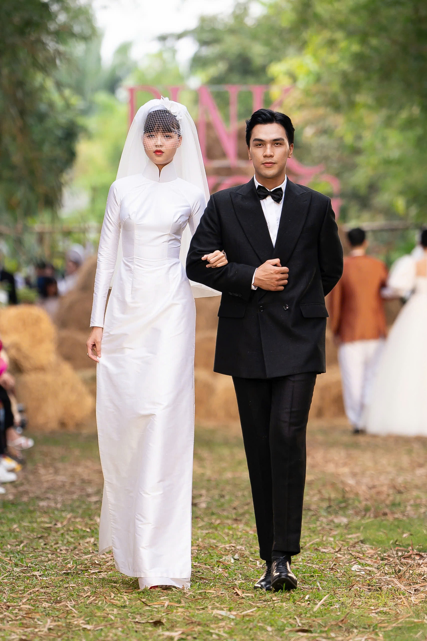 Đầu những năm 2010, xu hướng tối giản, tìm về giá trị truyền thống được người Việt yêu thích. Nhà thiết kế nắm bắt trào lưu cô dâu chuộng thiết kế áo dài tối giản, chú rể mặc vest trịnh trọng và đưa lên sàn diễn thời trang.