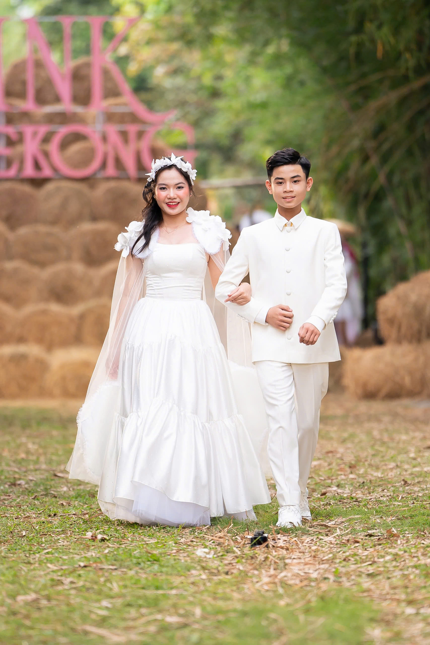 Việc 14 dâu phụ, rể phụ nhí bước ra trong bộ trang phục cưới dưới khung cảnh đám cưới bên cồn tạo cảnh tượng thú vị cho show diễn tại Cần Thơ ngày 8/12.