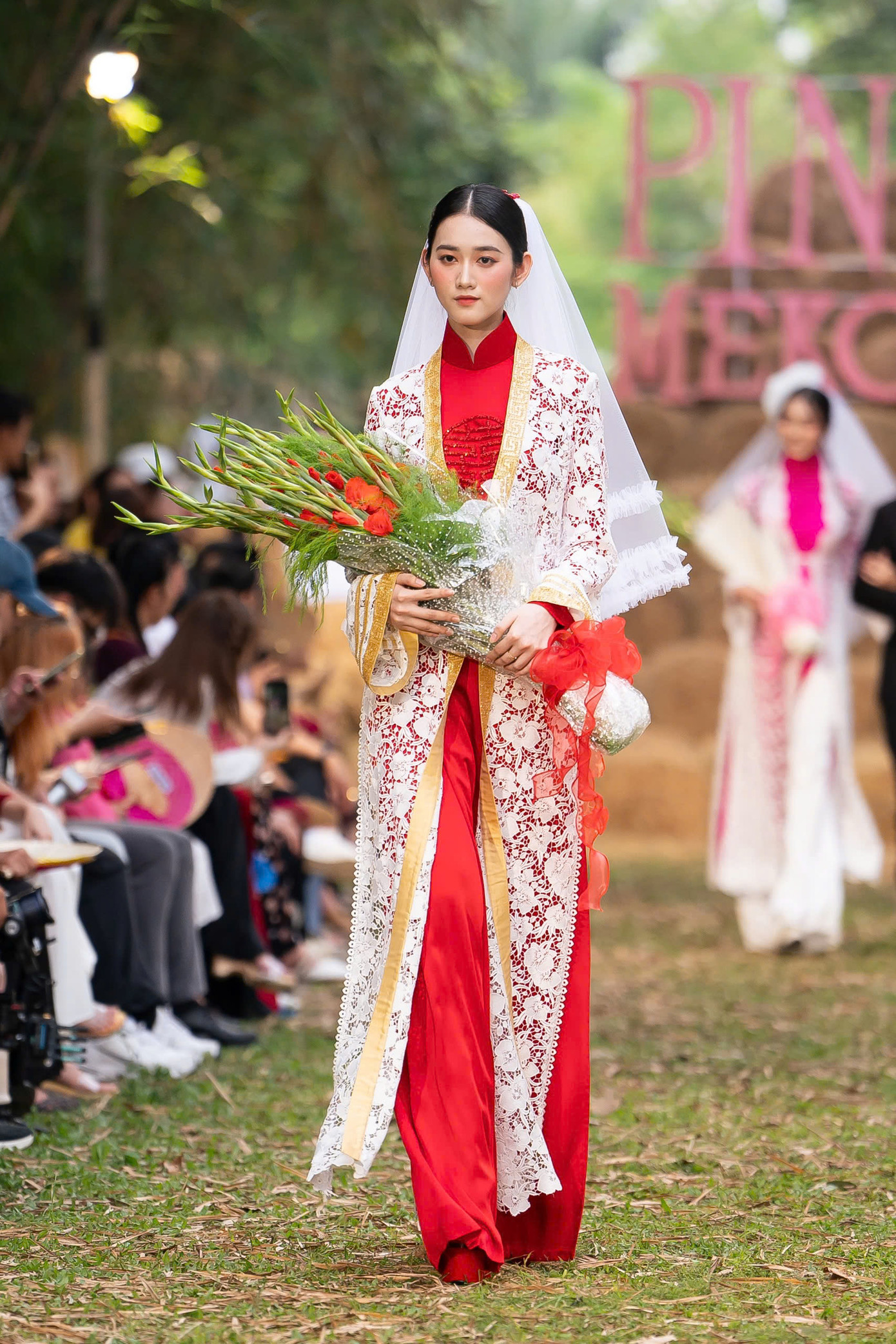 Cô dâu mặc áo dài thêu chữ Song Hỷ, áo khoác ngoài bằng ren, tay cầm hoa huệ đỏ là đặc trưng của đám cưới người Việt những năm 1990.