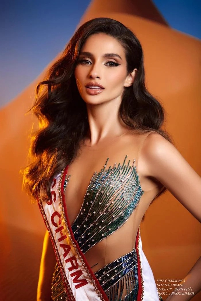 Tân Hoa hậu Sắc đẹp Quốc tế không mang vương miện trong bộ ảnh sau đăng quang. Tân Hoa hậu Sắc đẹp Quốc tế không mang vương miện trong bộ ảnh sau đăng quang.