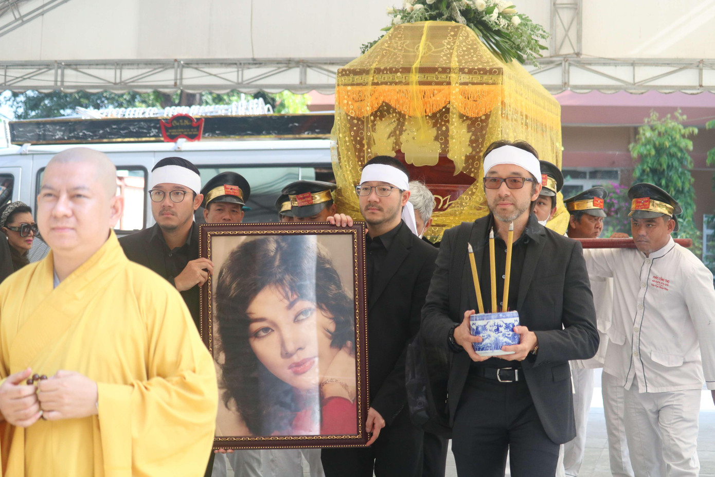 Tang lễ diễn viên, NSƯT Thẩm Thúy Hằng diễn ra sáng 10/9 tại Nhà tang lễ Bộ Quốc phòng. Sau bốn ngày chờ đợi, bốn người con trai của bà (đều sống ở nước ngoài) đã kịp về nước để tang mẹ. Các con của minh tinh điện ảnh một thời luôn túc trực bên linh cữu của mẹ. Tang lễ diễn viên, NSƯT Thẩm Thúy Hằng diễn ra sáng 10/9 tại Nhà tang lễ Bộ Quốc phòng. Sau bốn ngày chờ đợi, bốn người con trai của bà (đều sống ở nước ngoài) đã kịp về nước để tang mẹ. Các con của minh tinh điện ảnh một thời luôn túc trực bên linh cữu của mẹ.