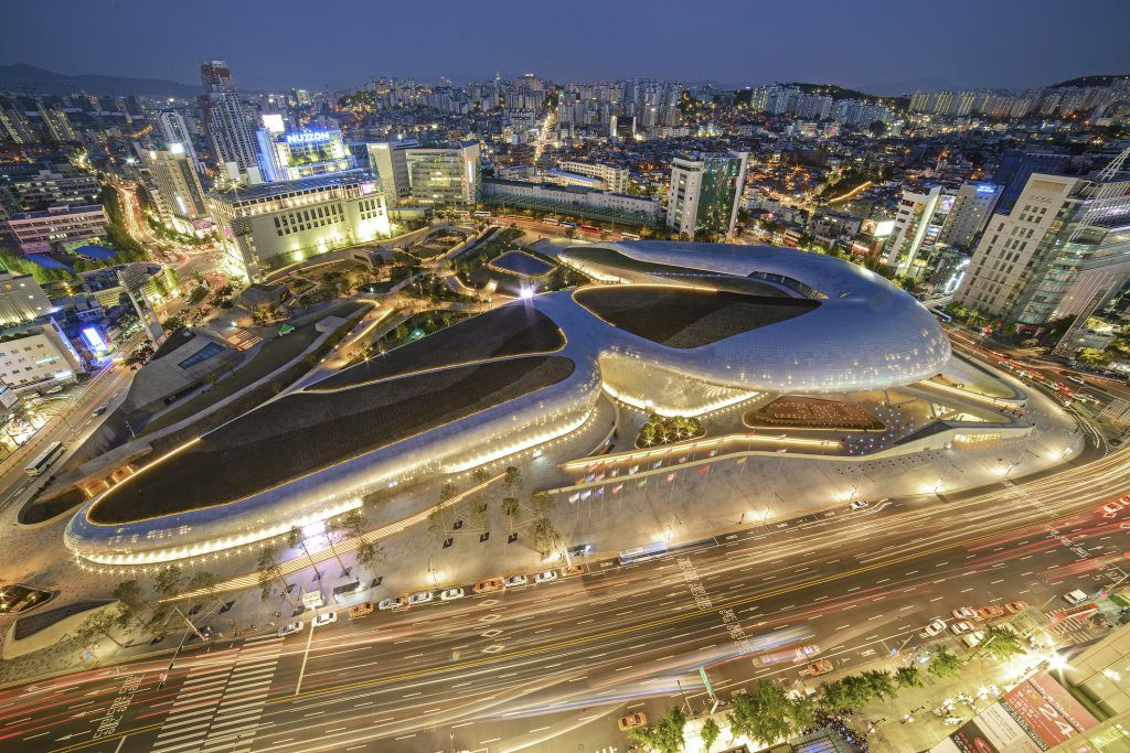 Tổ hợp Dongdaemun Design Plaza tại Hàn Quốc do kiến trúc sư người Anh gốc Iraq xây dựng, tượng trưng cho ước mơ, thiết kế và sự giải trí. Đây là nơi tổ chức nhiều sự kiện trong và ngoài nước, được nhiều người muốn đến để trải nghiệm và khám phá.