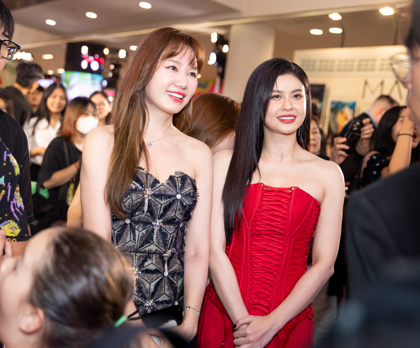 Hari Won mặc áo cúp ngực gợi cảm dự buổi ra mắt phim của Trấn Thành. Ca sĩ Trương Quỳnh Anh chọn váy gợi cảm đến thảm đỏ.