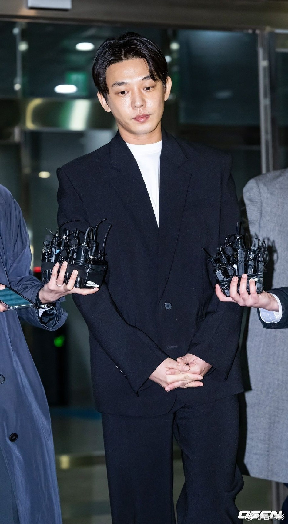 Yoo Ah In bị còng tay điều tra hồi tháng 5.