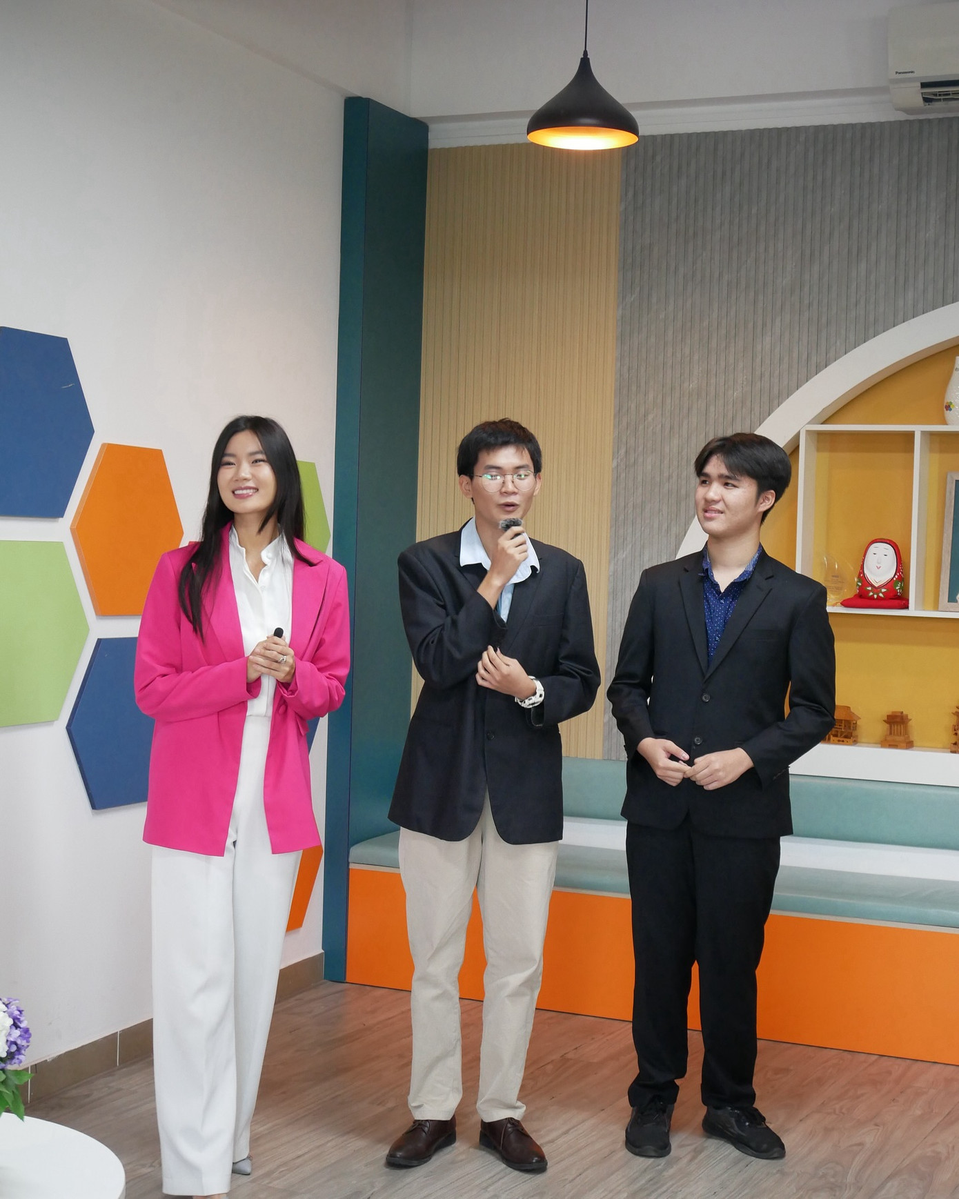 Á hậu Hồng Đăng tại workshop lan tỏa văn hóa hùng biện, ngoại giao bằng tiếng Anh.