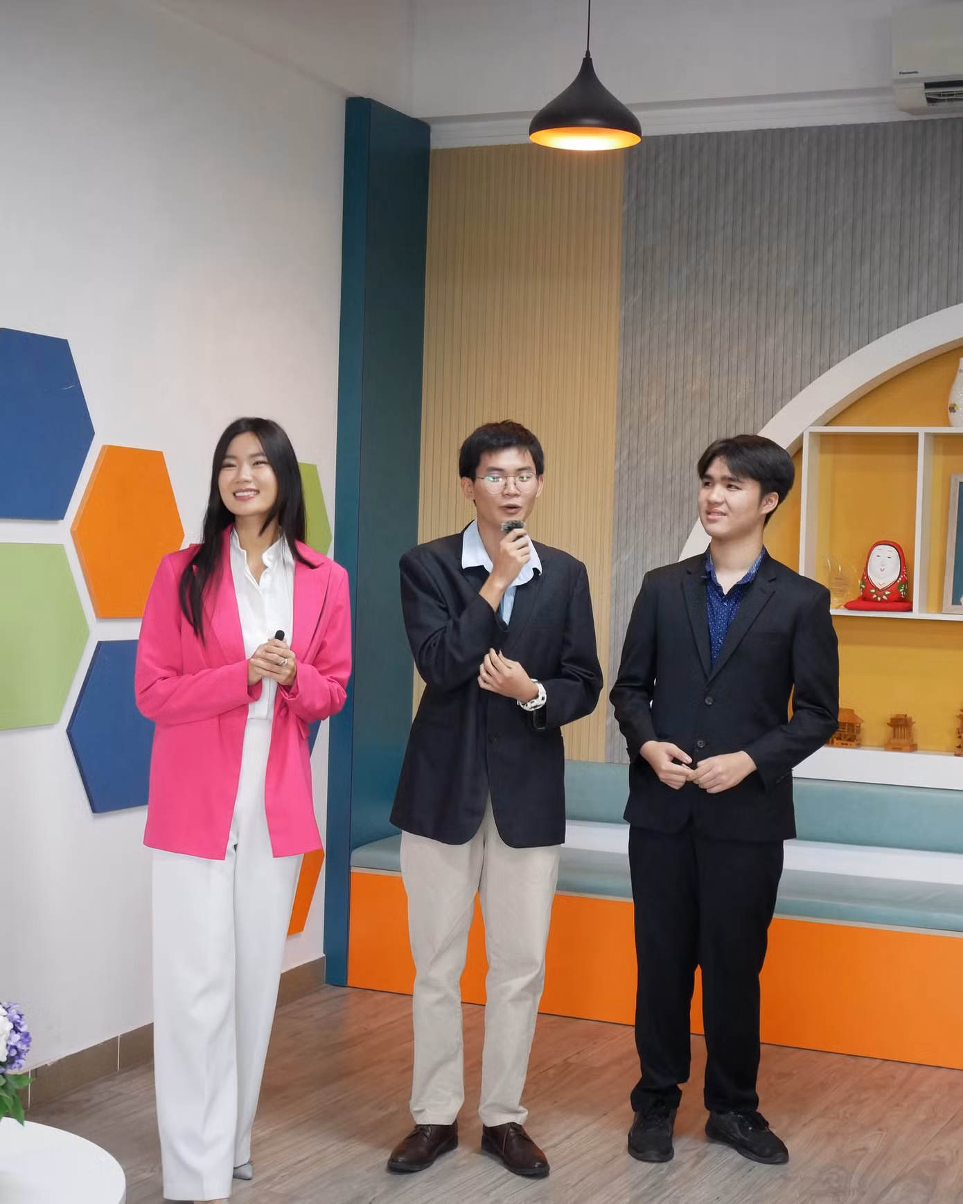 Á hậu Hồng Đăng tại workshop lan tỏa văn hóa hùng biện, ngoại giao bằng tiếng Anh. Á hậu Hồng Đăng tại workshop lan tỏa văn hóa hùng biện, ngoại giao bằng tiếng Anh.