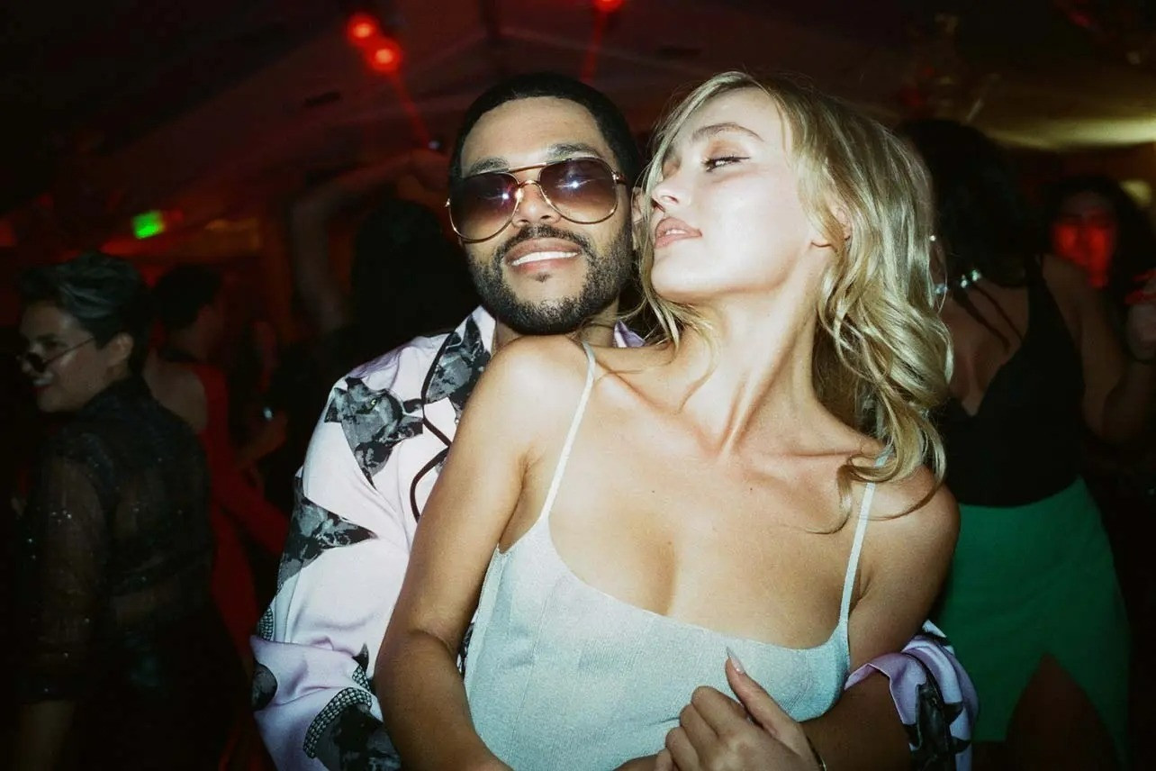 Vai diễn của Lily-Rose Depp và The Weeknd đều bị chỉ trích lệch lạc. Vai diễn của Lily-Rose Depp và The Weeknd đều bị chỉ trích lệch lạc.