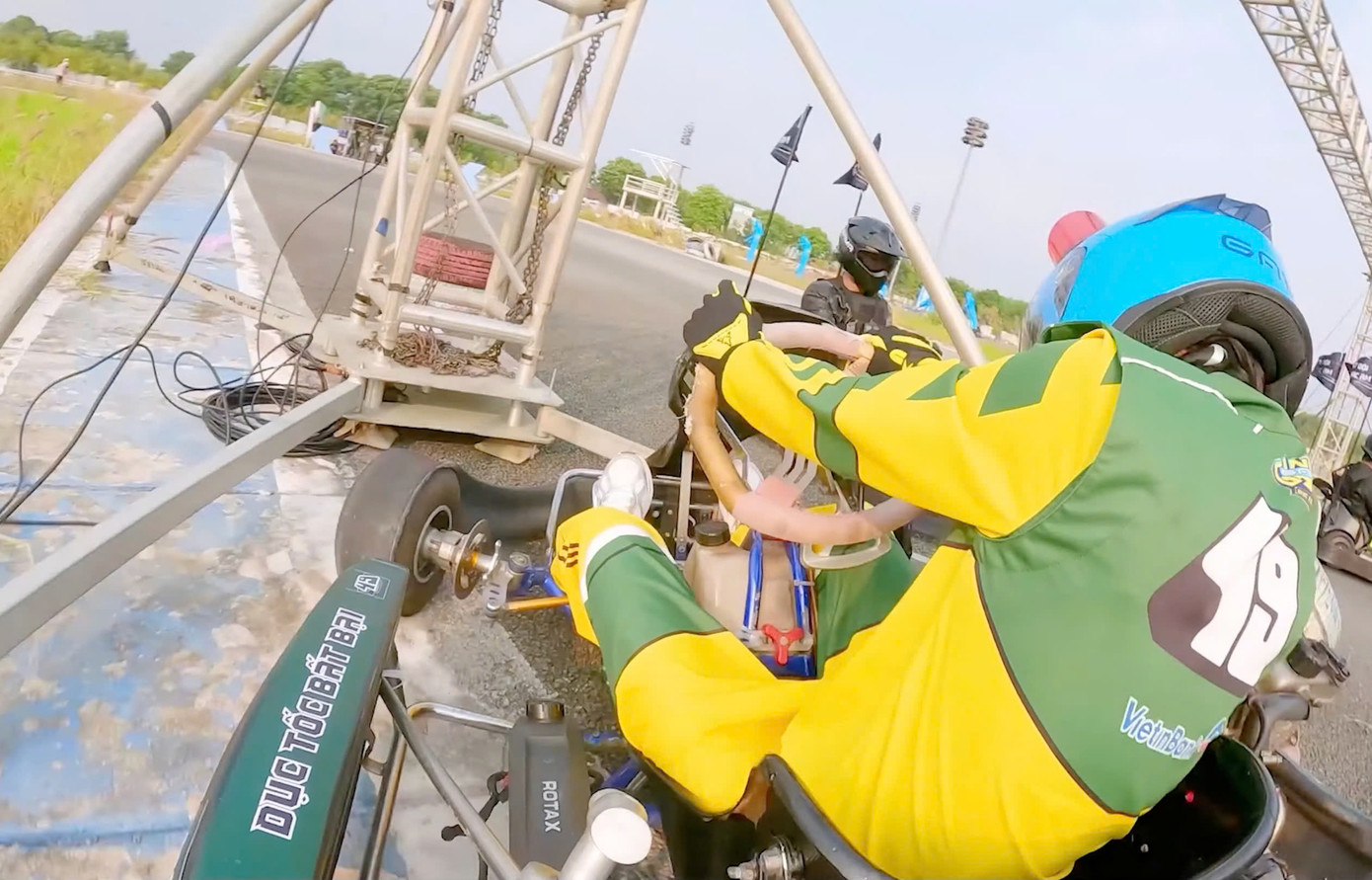 Hiện trường vụ Quỳnh Anh gặp va chạm ở show đua xe.