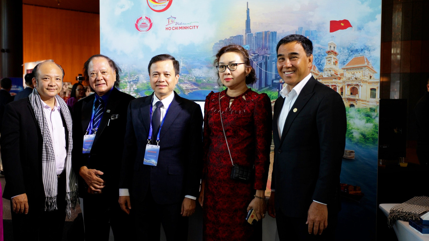 Diễn viên Quyền Linh và đạo diễn Vũ Thành Vinh tham dự chương trình Xúc tiến Du lịch - Điện ảnh Việt Nam tại Mỹ do Bộ Văn hóa, Thể thao và Du lịch tổ chức.