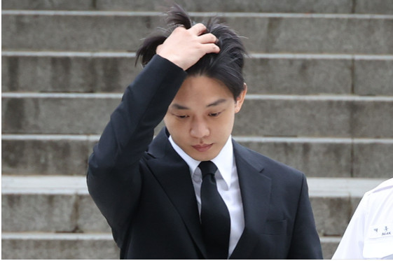 Yoo Ah In bị ném tiền vào mặt khi ra tòa. Yoo Ah In bị ném tiền vào mặt khi ra tòa.