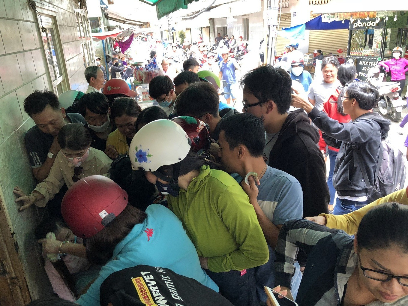 Có thời điểm hàng trăm người đã tranh nhau để được mua cua của dì Ba (Ảnh: Đình Thảo).