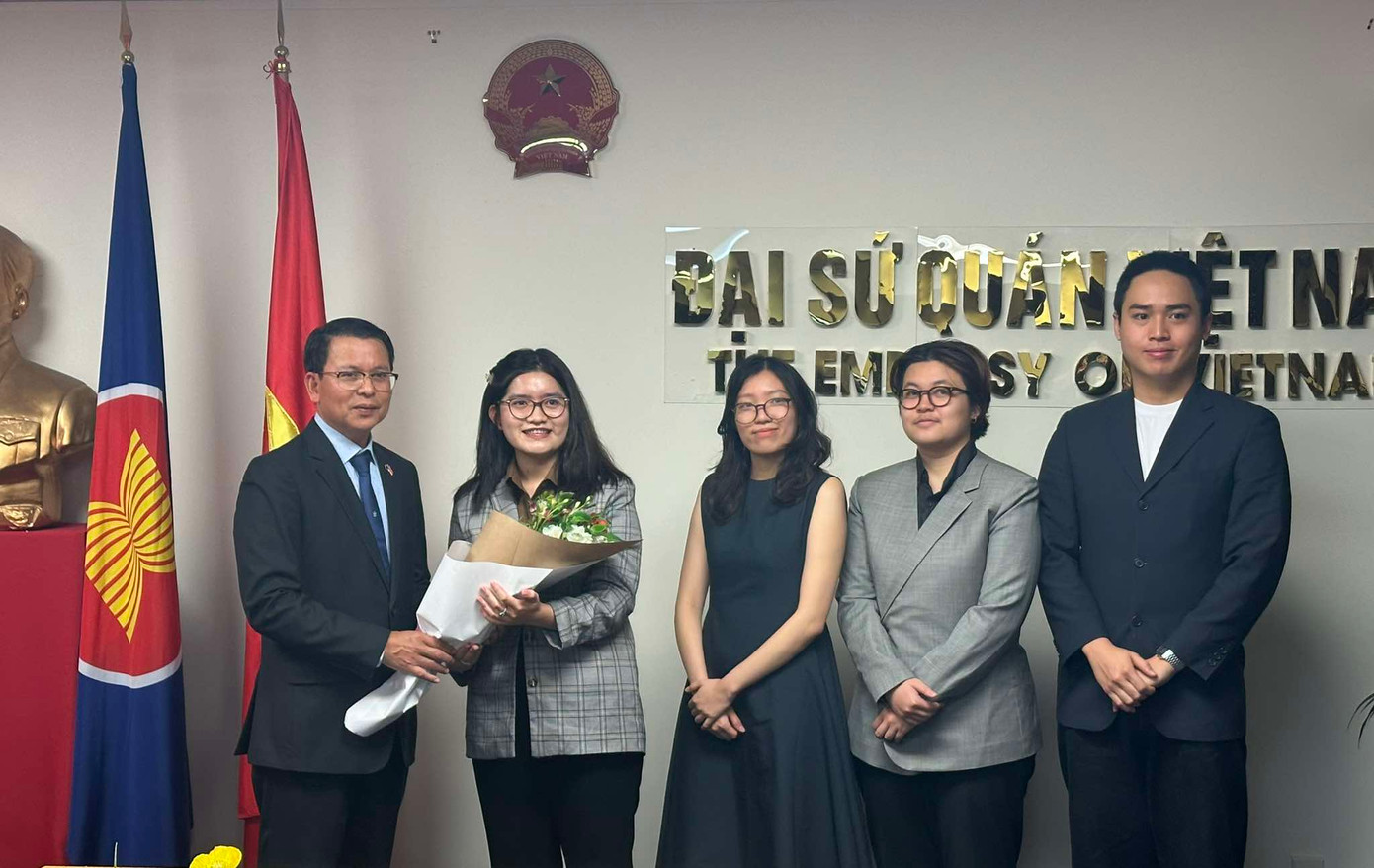 Ông Nguyễn Văn Trung - Đại sứ Việt Nam tại New Zealand (bên trái).