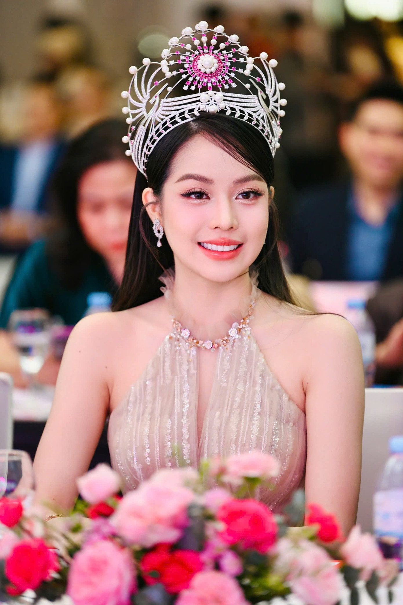 Các người đẹp bước ra từ cuộc thi Hoa hậu Việt Nam gồm Nguyễn Thị Huyền, Ngọc Hân, Thanh Thủy và Ngọc Hằng (từ trái sang). Các người đẹp bước ra từ cuộc thi Hoa hậu Việt Nam gồm Nguyễn Thị Huyền, Ngọc Hân, Thanh Thủy và Ngọc Hằng (từ trái sang).