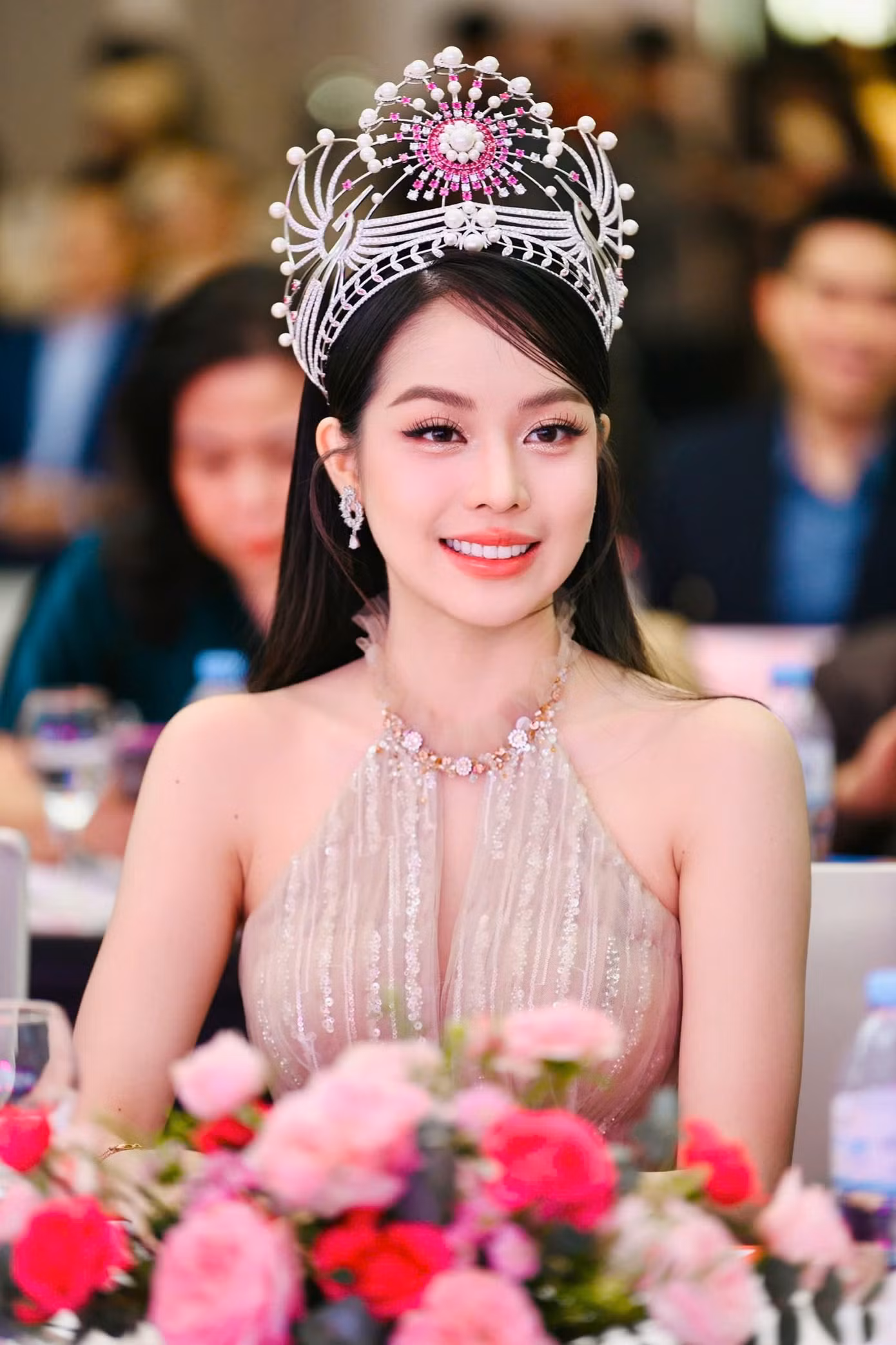 Các người đẹp bước ra từ cuộc thi Hoa hậu Việt Nam gồm Nguyễn Thị Huyền, Ngọc Hân, Thanh Thủy và Ngọc Hằng (từ trái sang). Các người đẹp bước ra từ cuộc thi Hoa hậu Việt Nam gồm Nguyễn Thị Huyền, Ngọc Hân, Thanh Thủy và Ngọc Hằng (từ trái sang).
