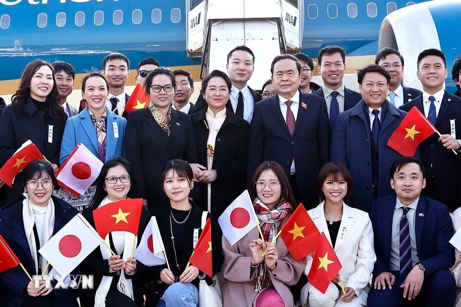 Lễ tiễn Chủ tịch Quốc hội Trần Thanh Mẫn và Phu nhân tại sân bay Nagasaki. (Ảnh: Doãn Tấn/TTXVN).